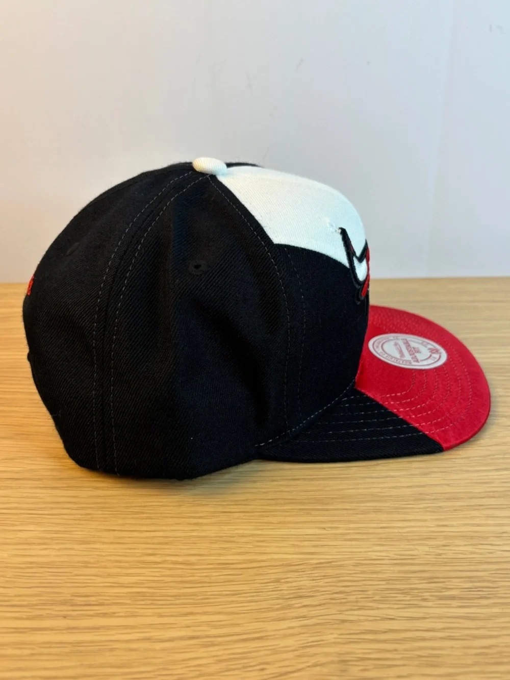 Mitchell & Ness Chicago Bulls Red Black White Tricolor Logo‎ Snapback Hat NWOT